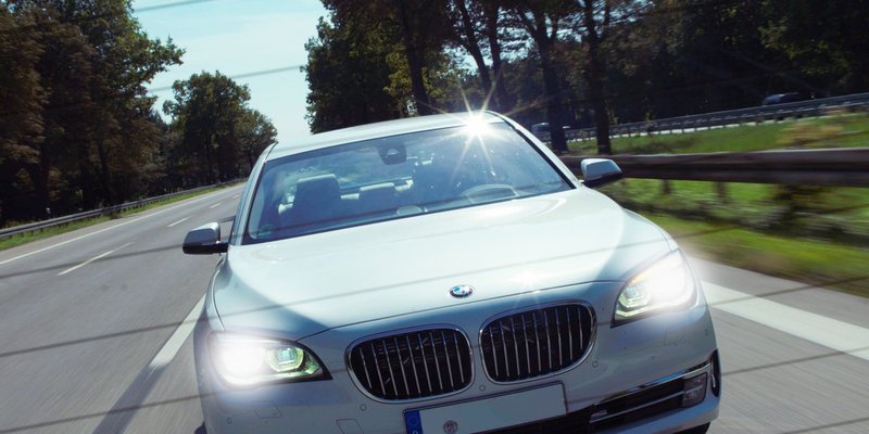 Strafen-für-Drängler_zugeschnitten.jpg Ein weißer BMW fährt dich bei dem vorausfahrenden Auto auf.
